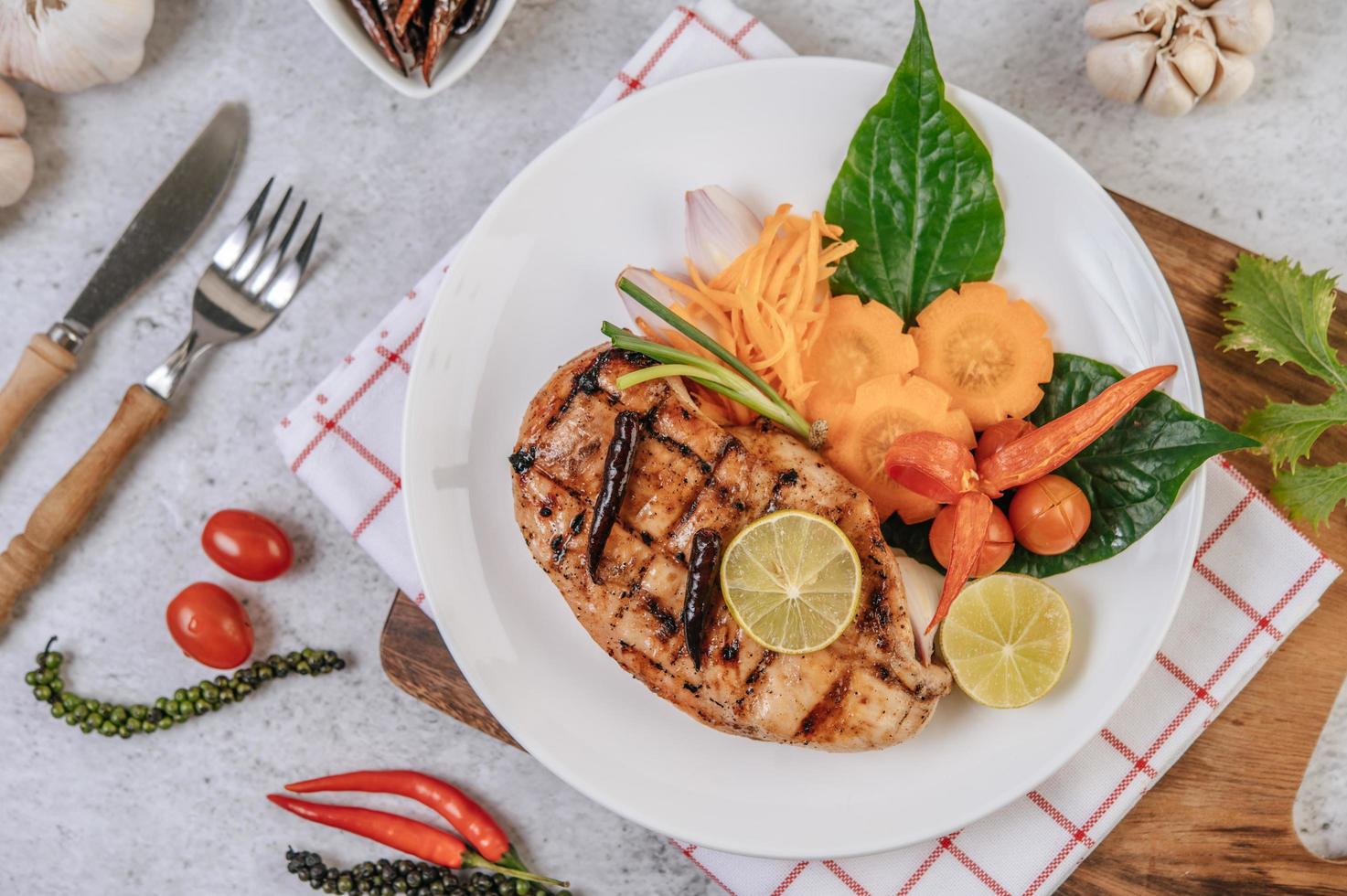 steak de poulet aux légumes photo