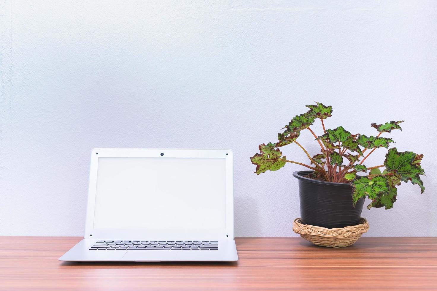 ordinateur portable sur le bureau photo