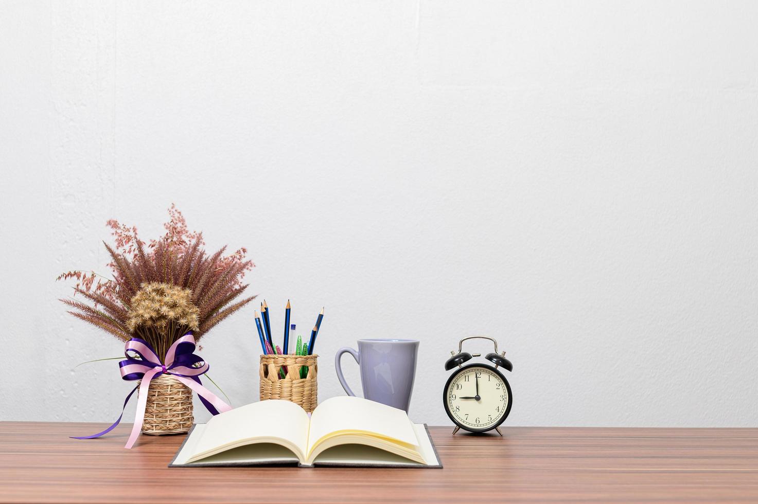 papeterie et livre sur le bureau photo