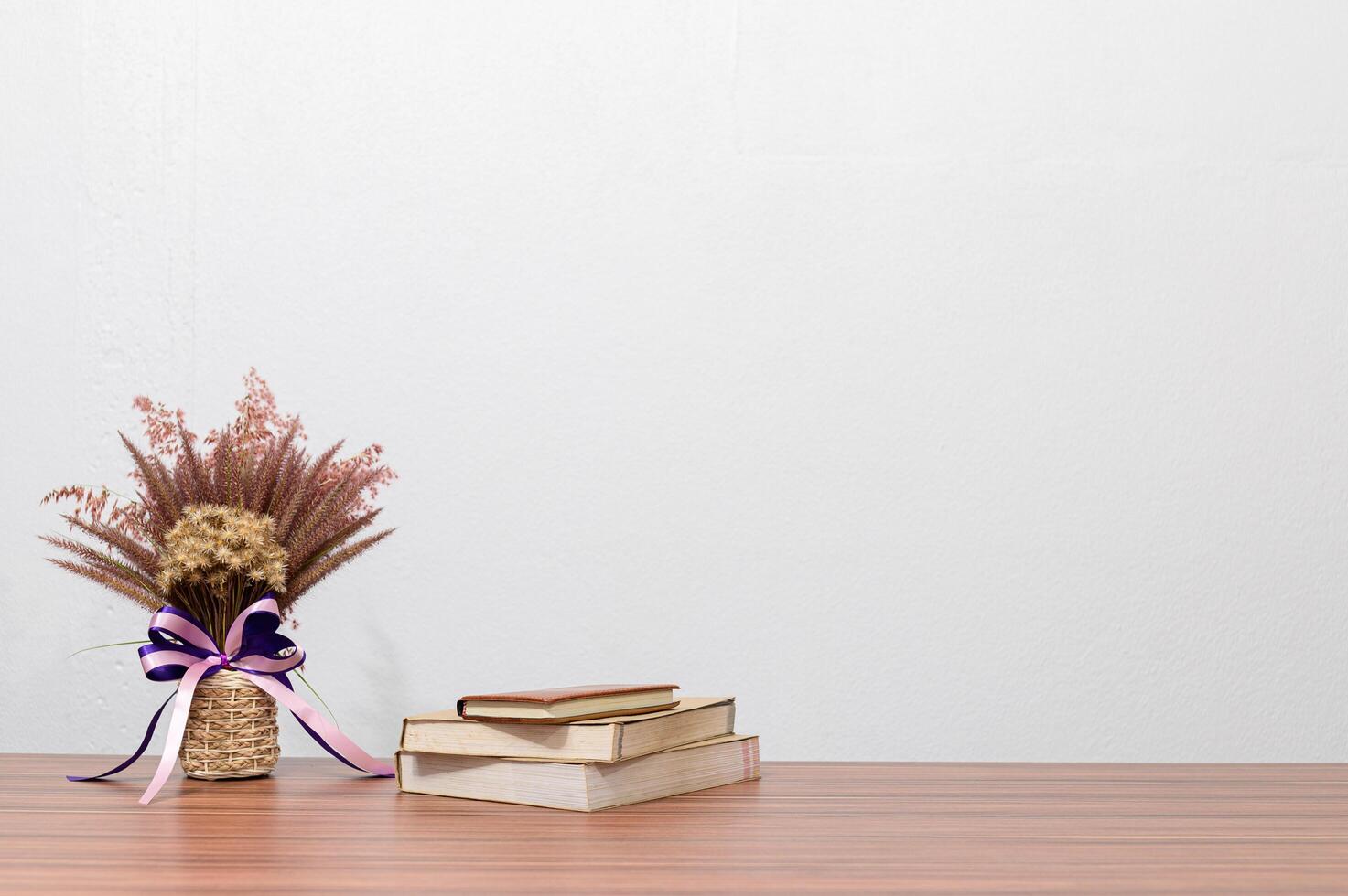 fleur et livres sur le bureau photo