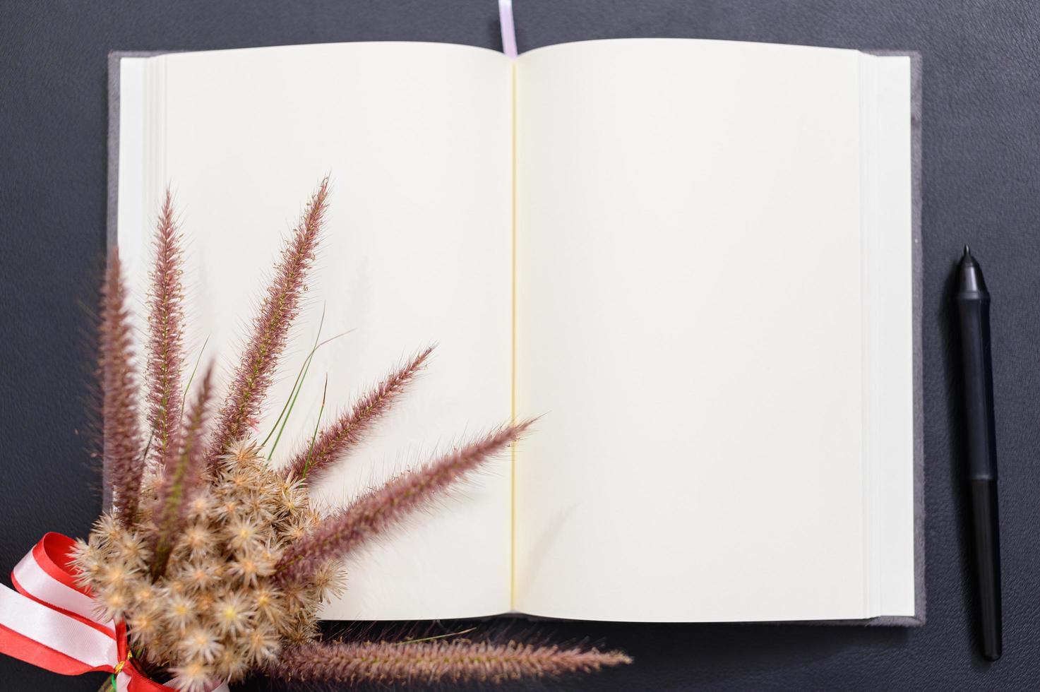 cahier vierge sur le bureau photo