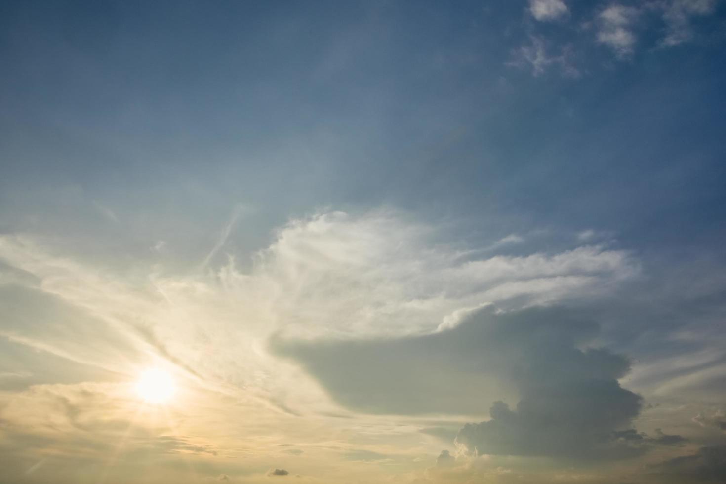 le ciel et les nuages au coucher du soleil photo