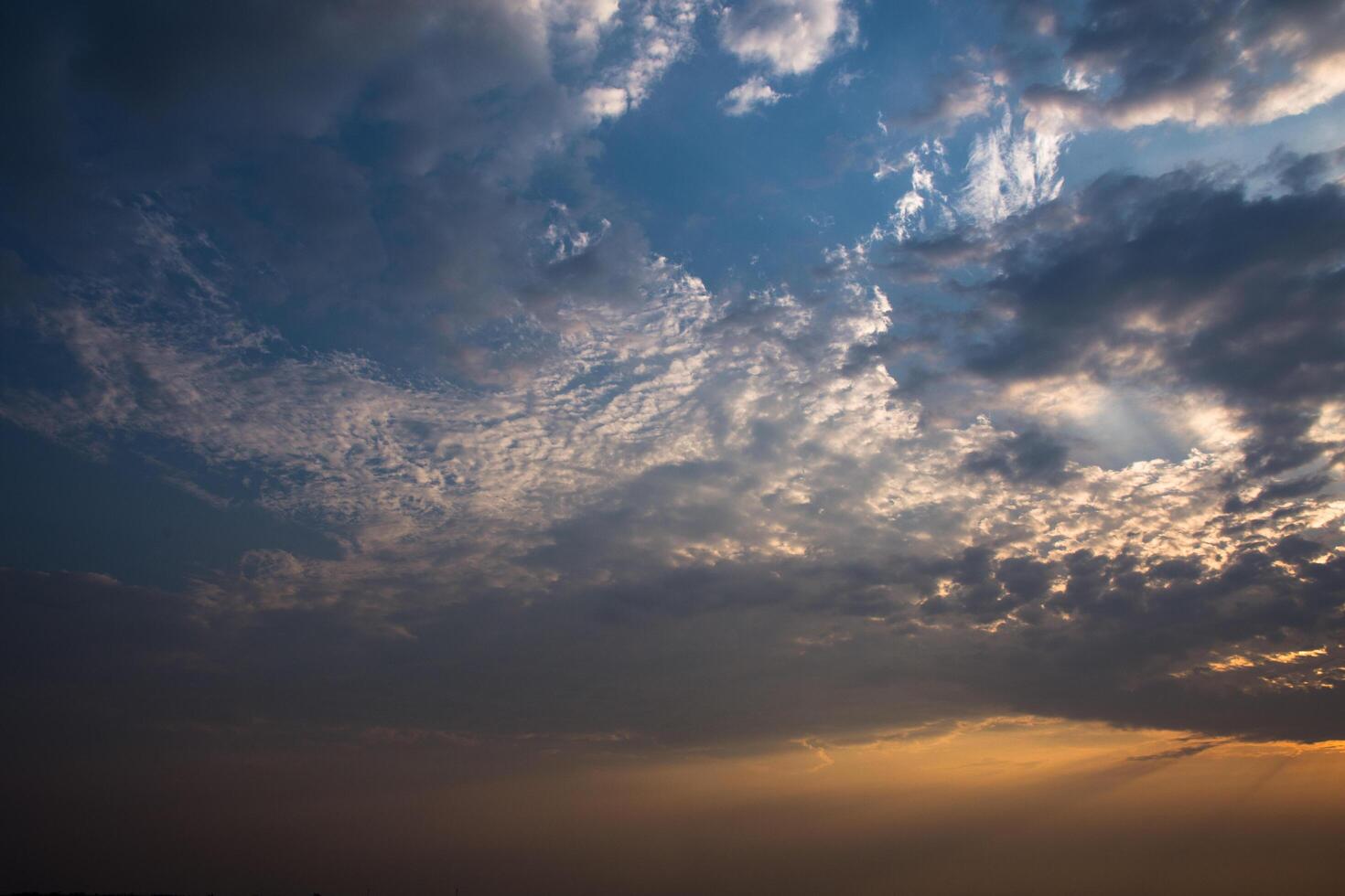 le ciel et les nuages au coucher du soleil photo