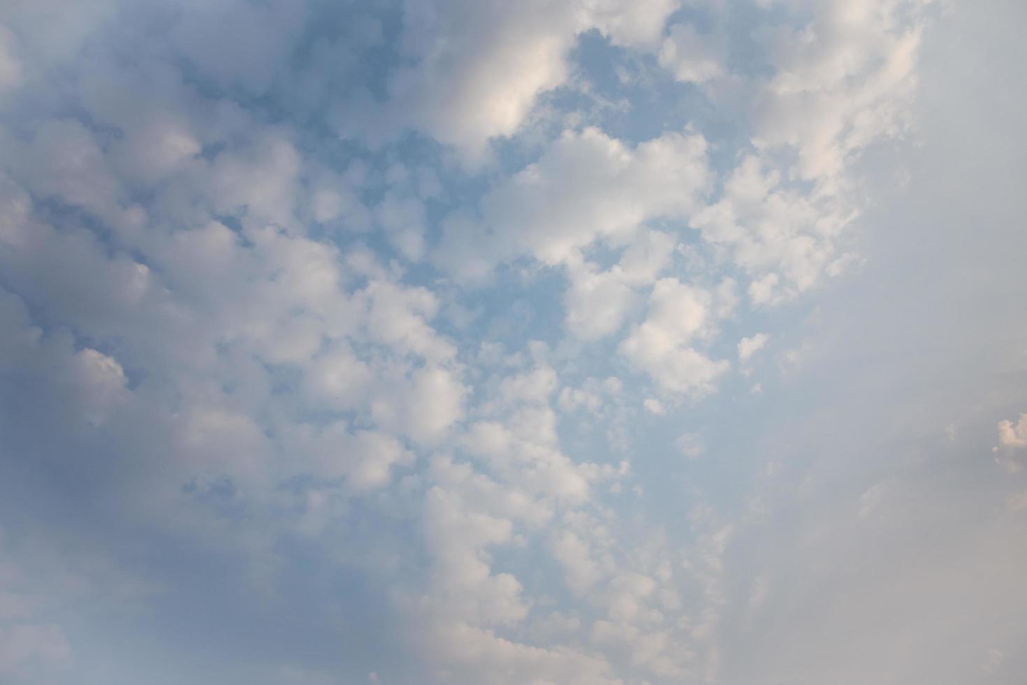 le ciel et les nuages au coucher du soleil photo