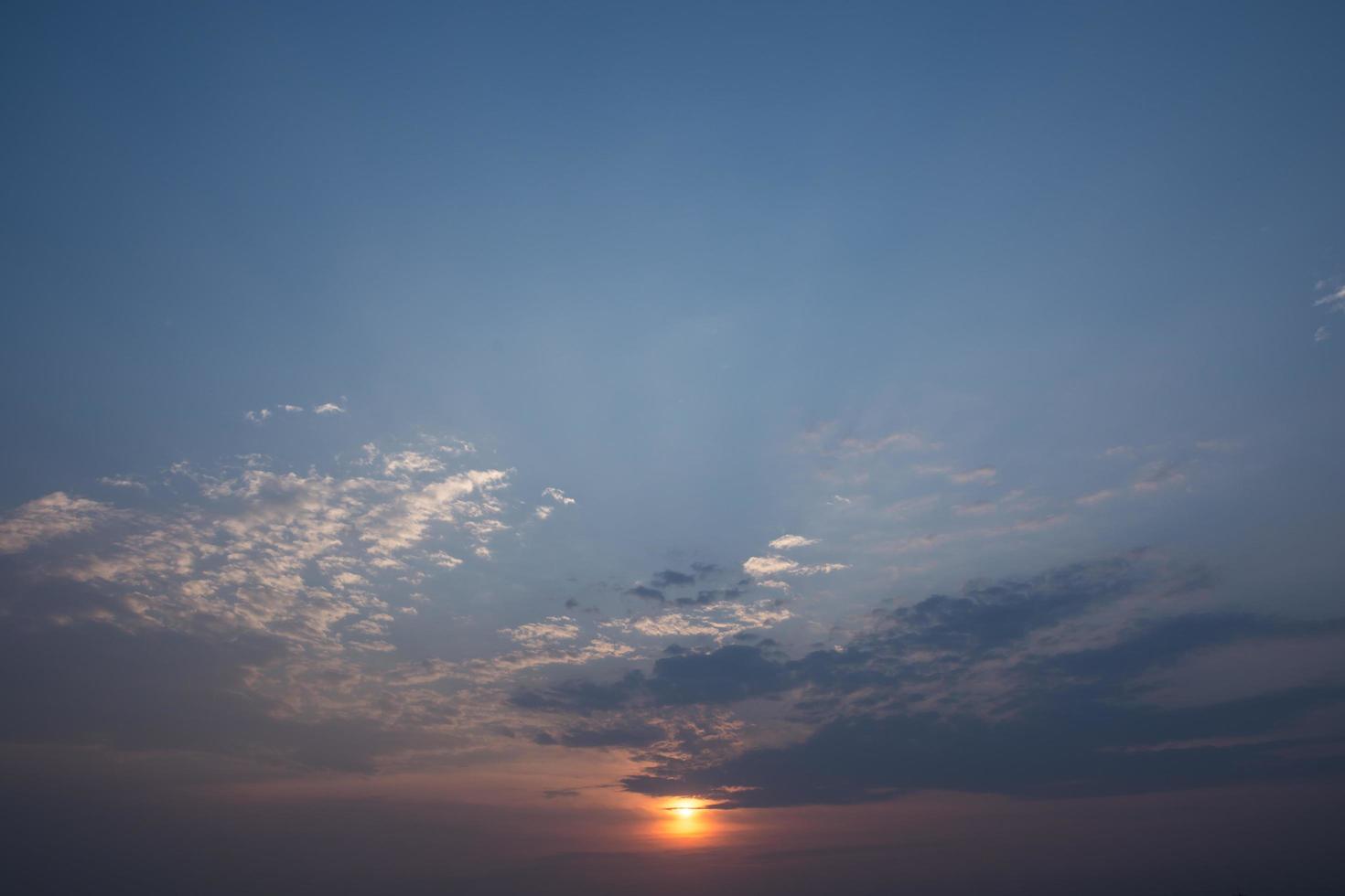 le ciel et les nuages au coucher du soleil photo