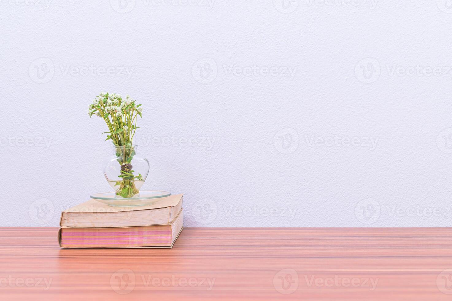 livres et fleur sur le bureau photo