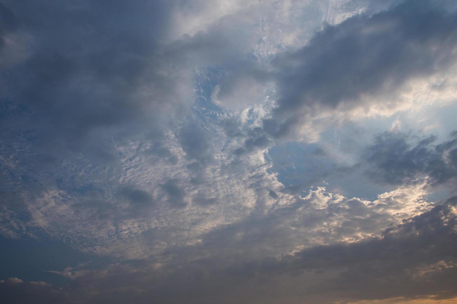 le ciel et les nuages au coucher du soleil photo