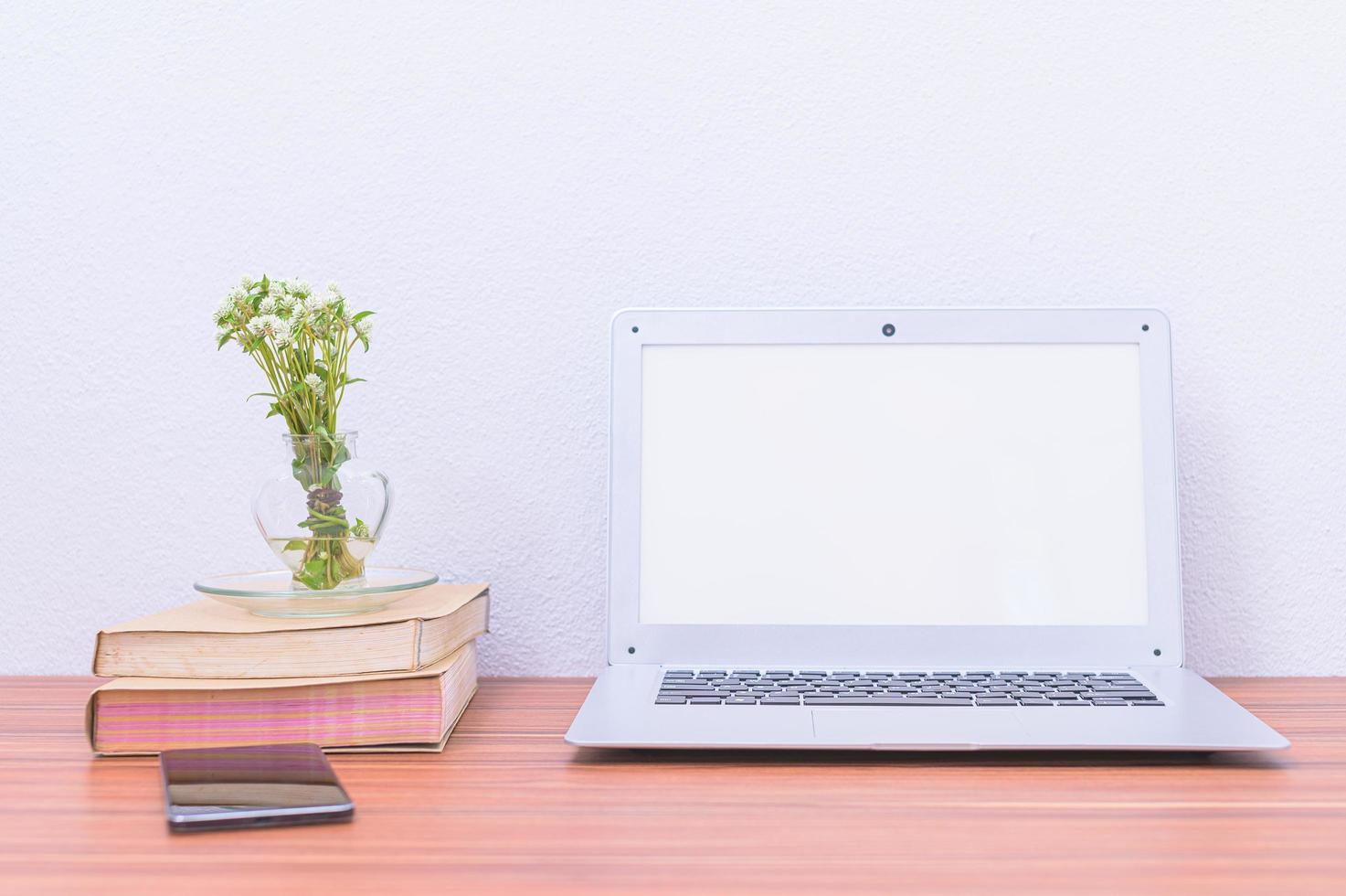 ordinateur portable et livres sur le bureau photo