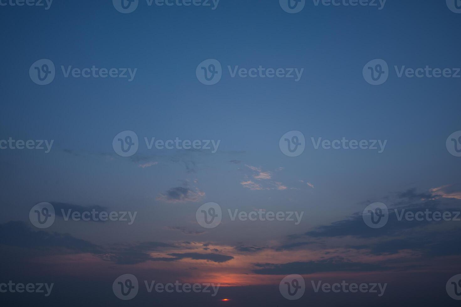 le ciel et les nuages au coucher du soleil photo