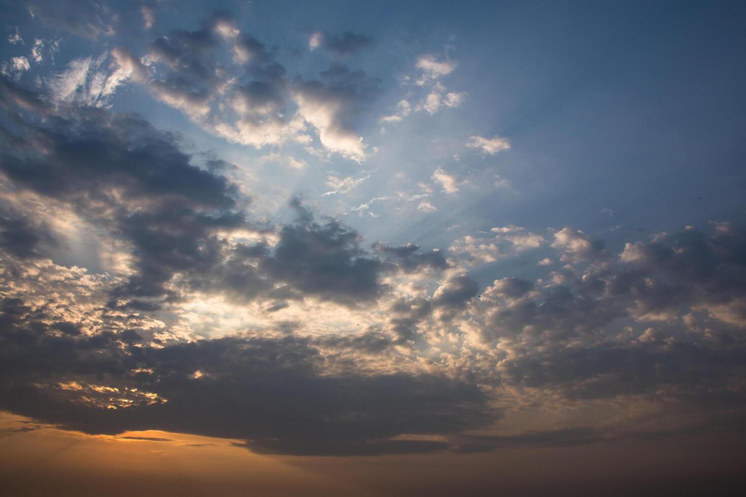 le ciel et les nuages au coucher du soleil photo