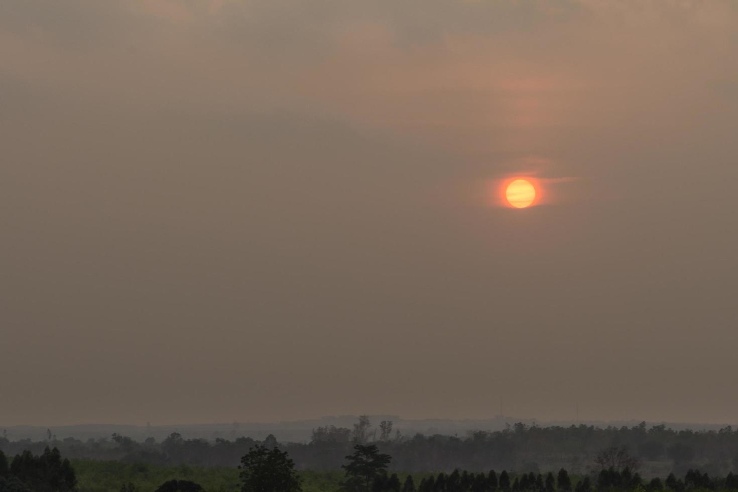 le ciel et les nuages au coucher du soleil photo