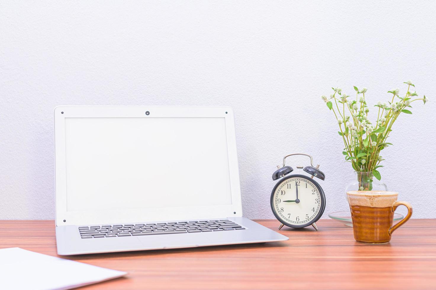 ordinateur portable, tasse et fleur sur le bureau photo