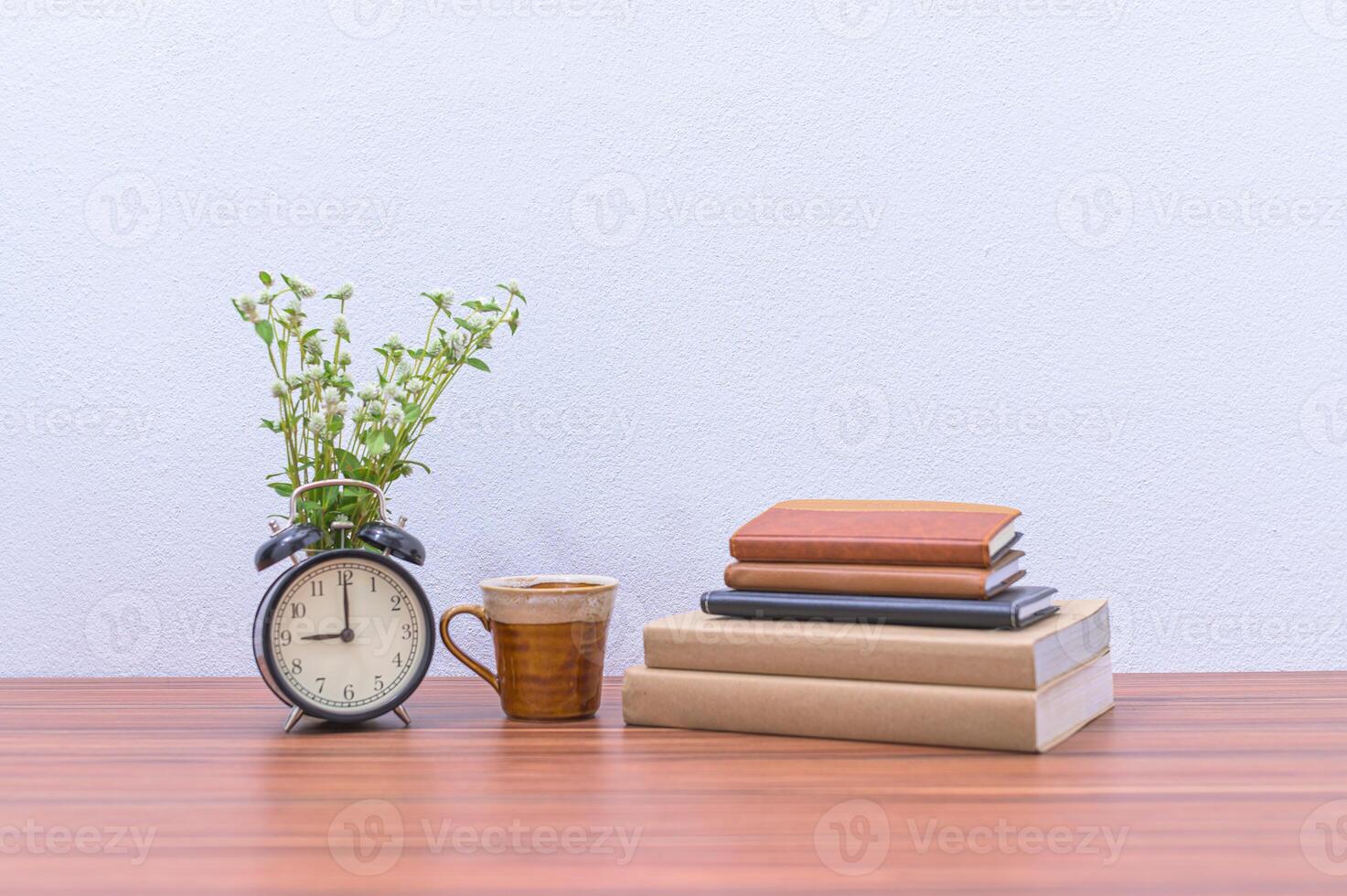 livres et fleur sur le bureau photo