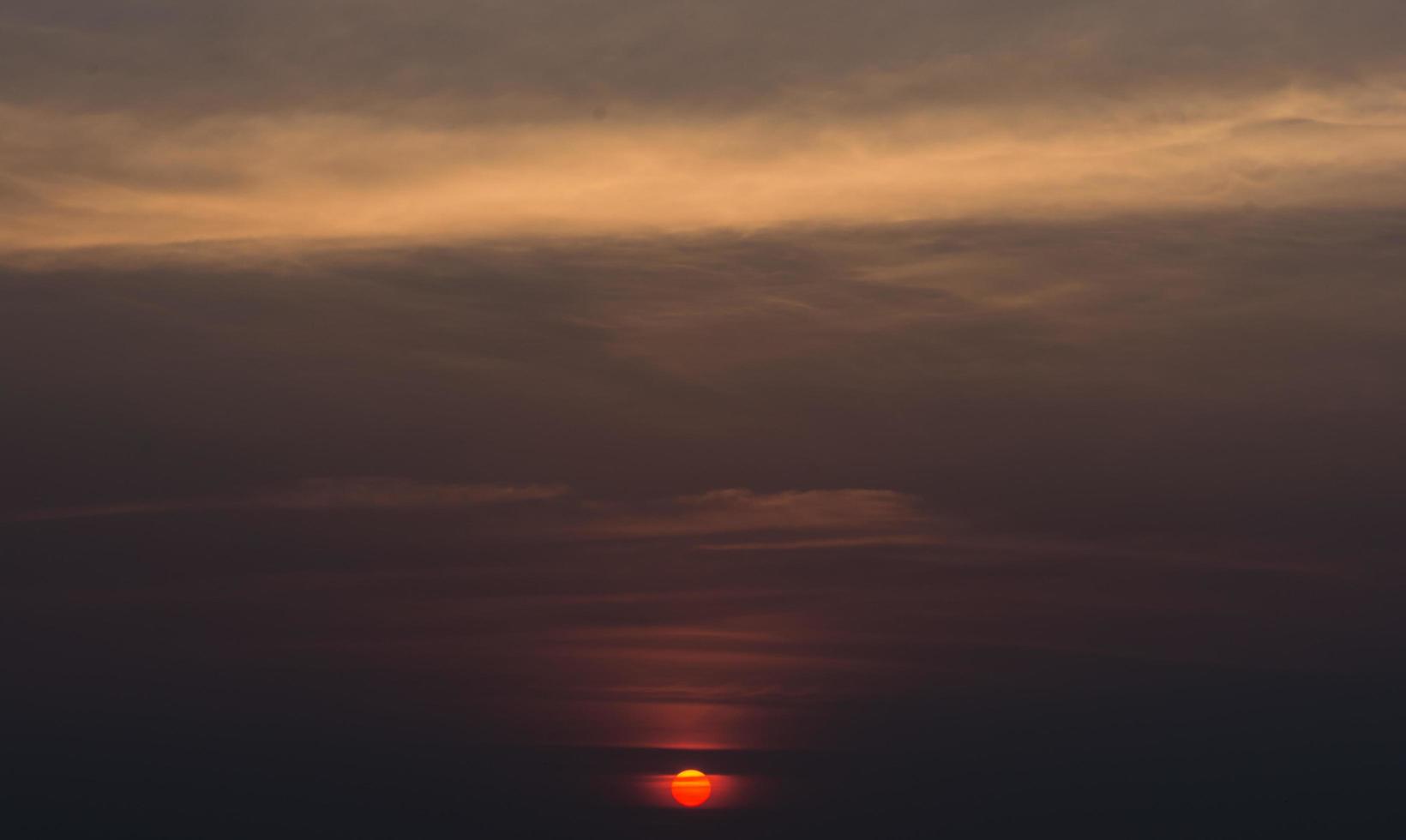 le ciel et les nuages au coucher du soleil photo