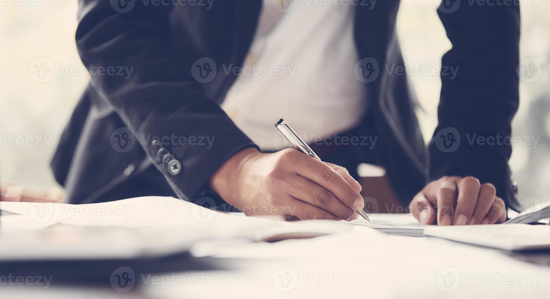 homme écrivant sur un morceau de papier photo