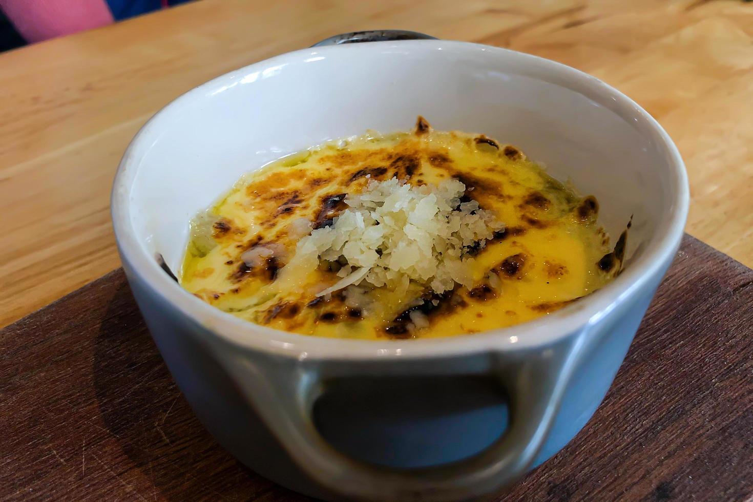 Casserole de polenta sur la table en bois photo