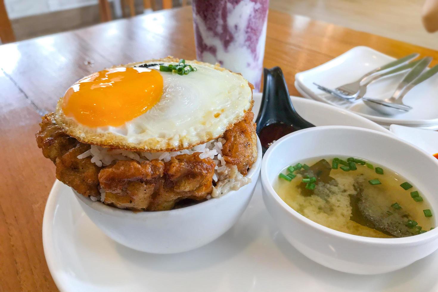 riz frit au kimchi avec œuf frit et porc. style de cuisine coréenne. photo