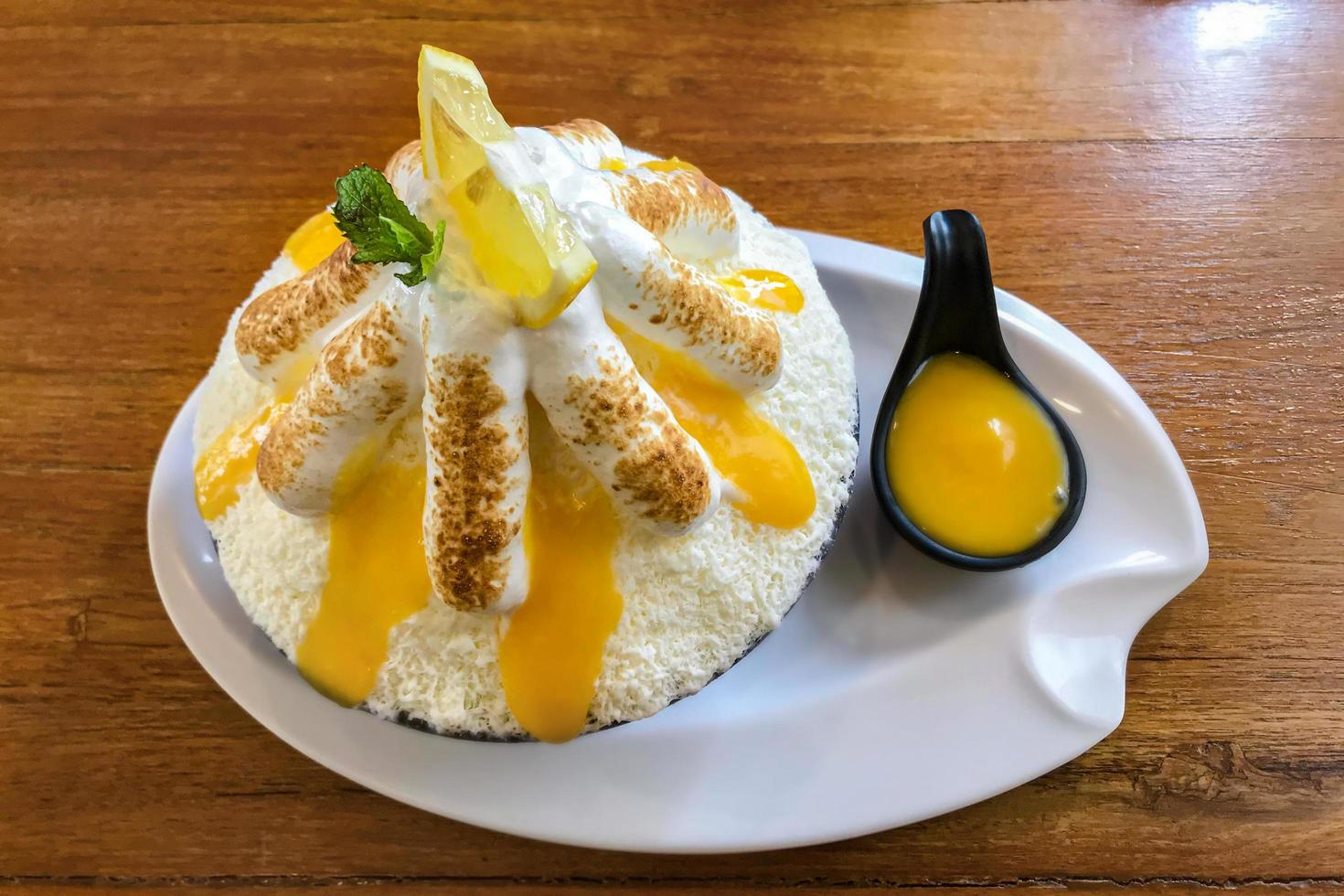 dessert au citron sur une assiette photo
