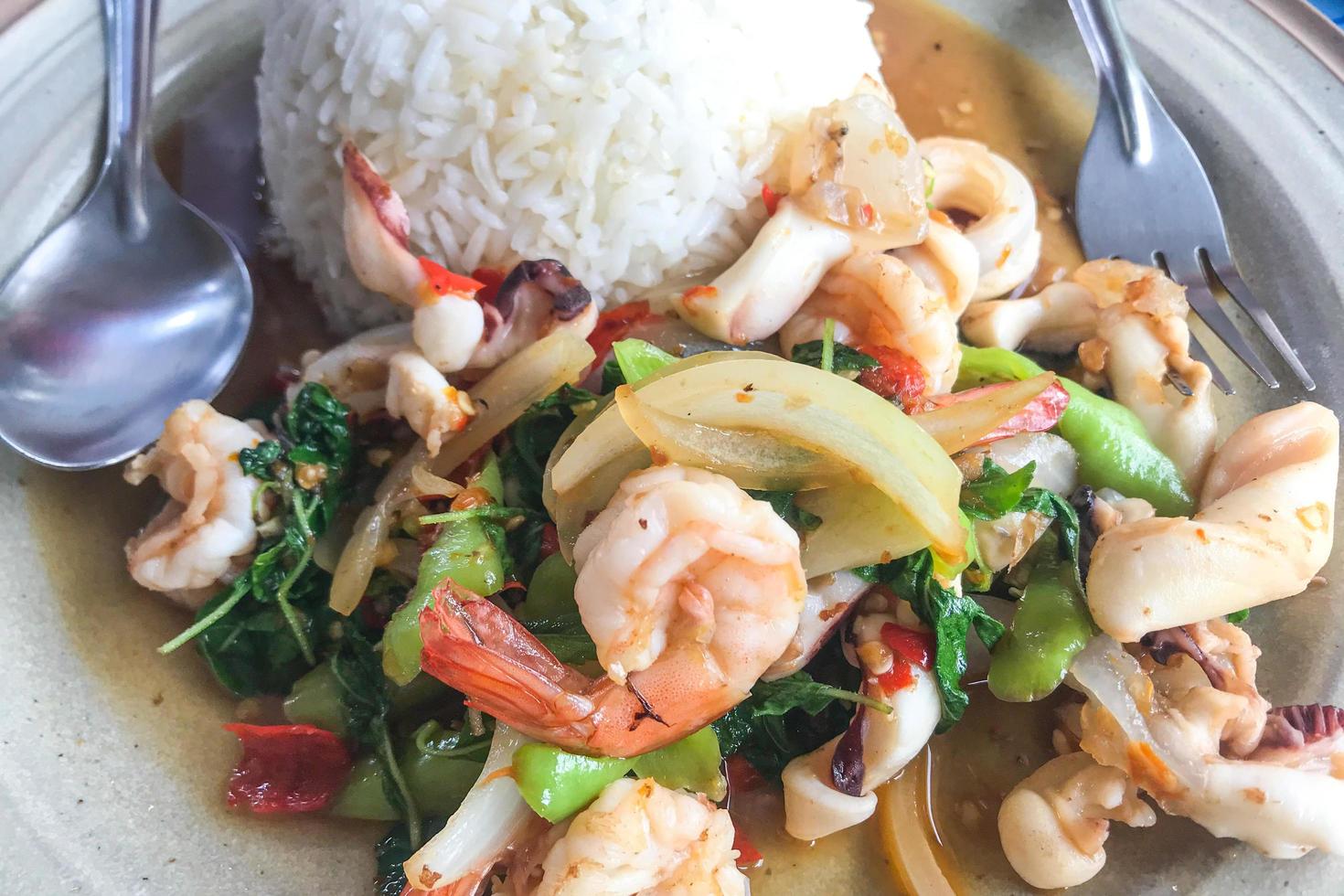 crevettes au basilic. nourriture à la carte populaire parmi les thaïlandais. photo