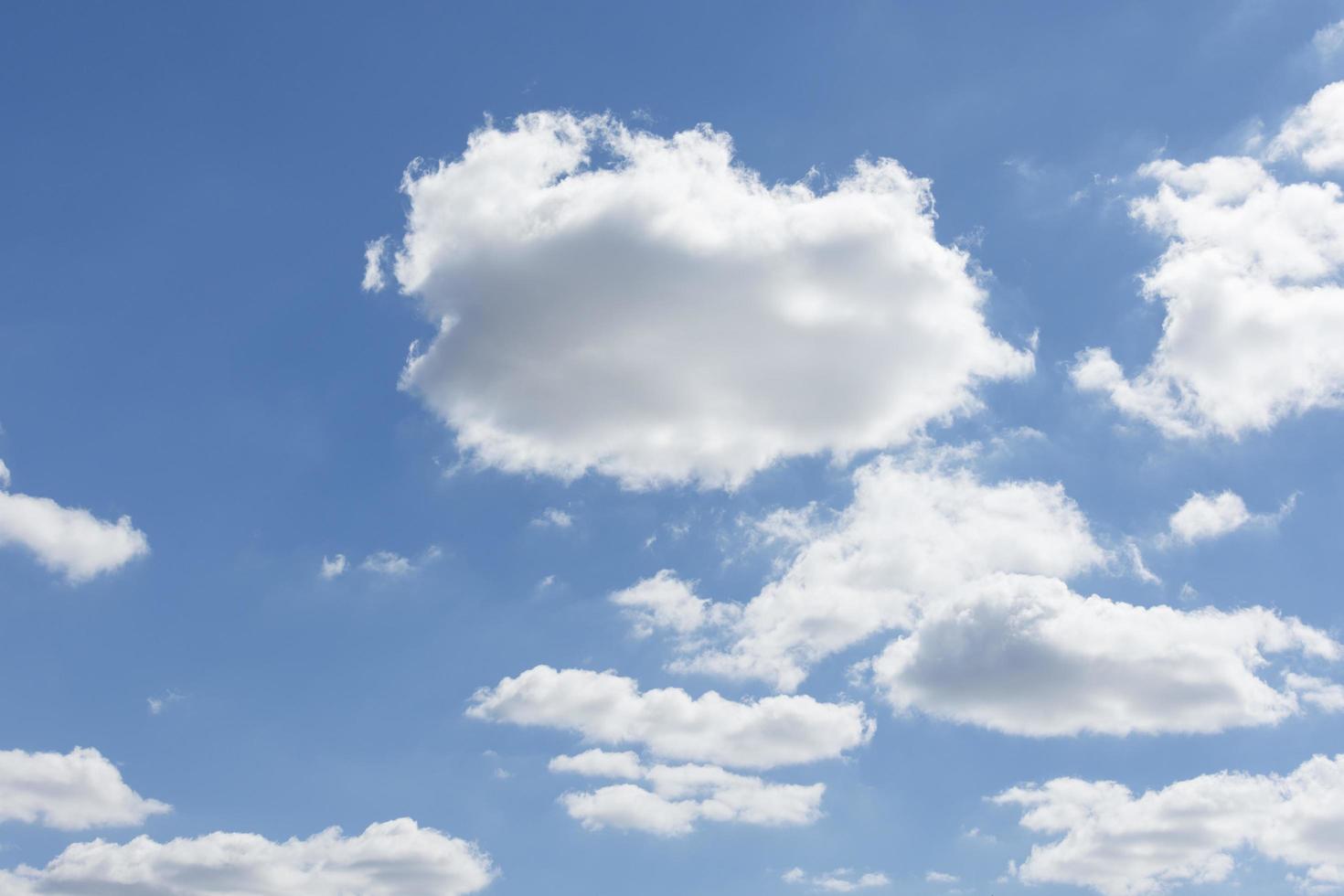 ciel bleu avec des nuages photo