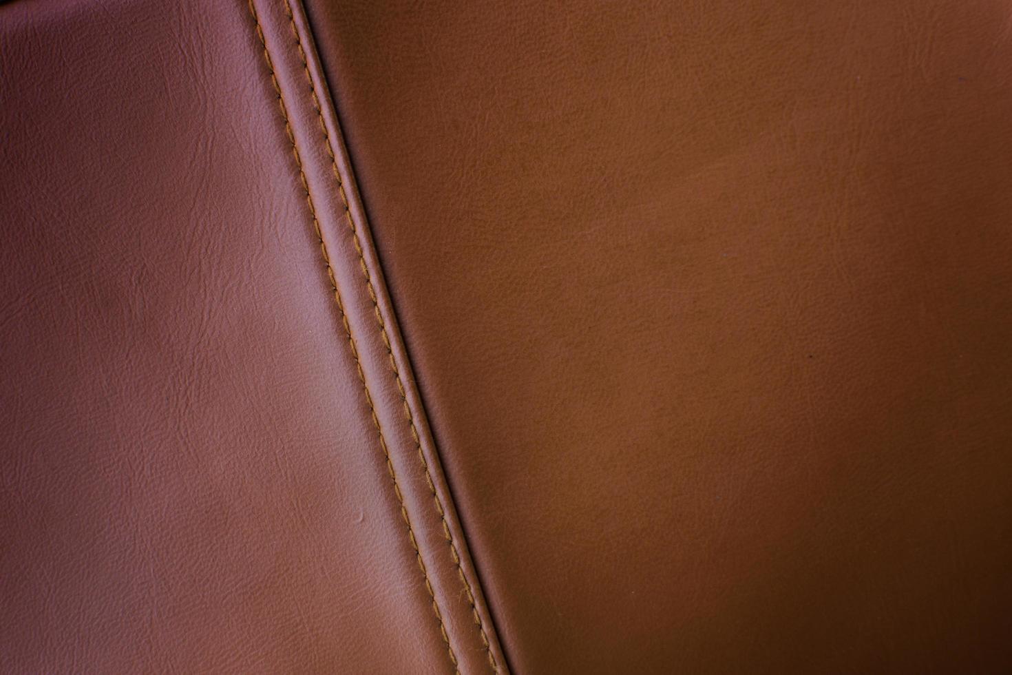 sac en cuir marron avec couture close up photo