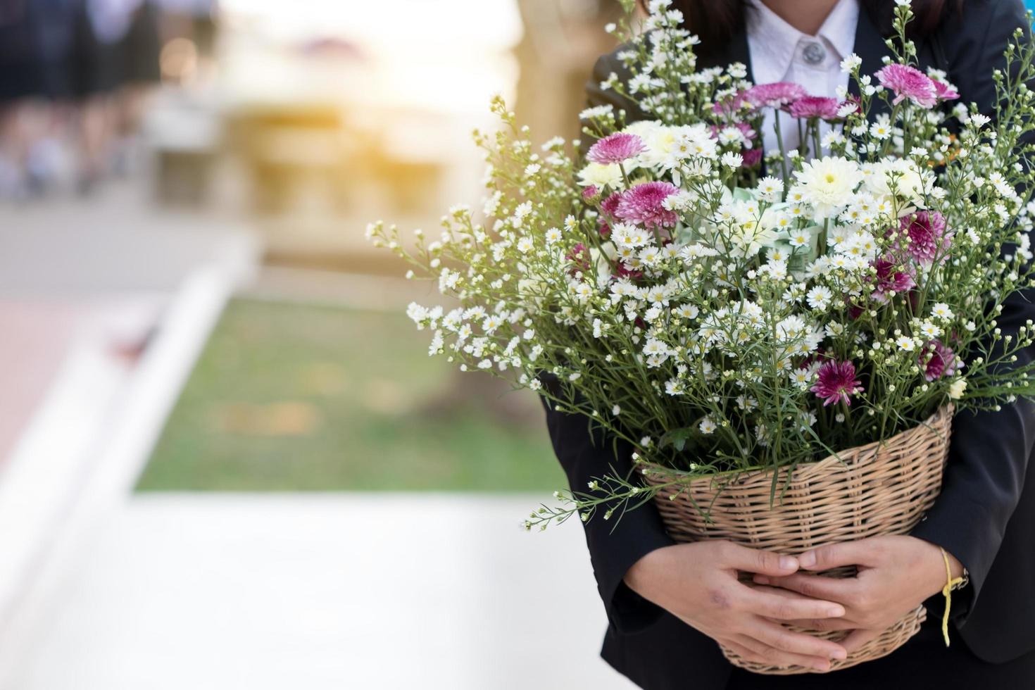 femme portant un bouquet de fleurs. photo