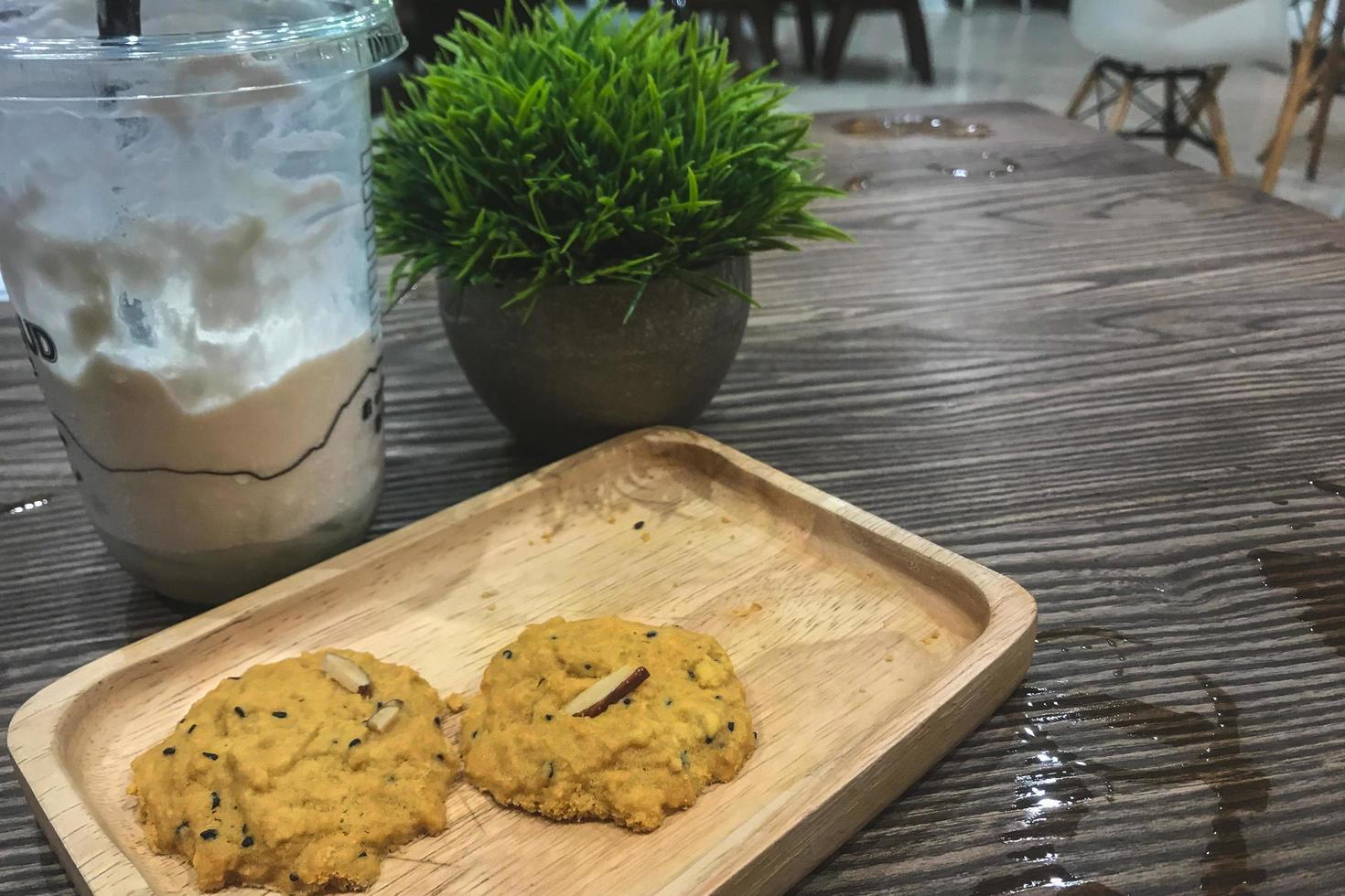 biscuits sur une assiette en bois avec une boisson glacée photo