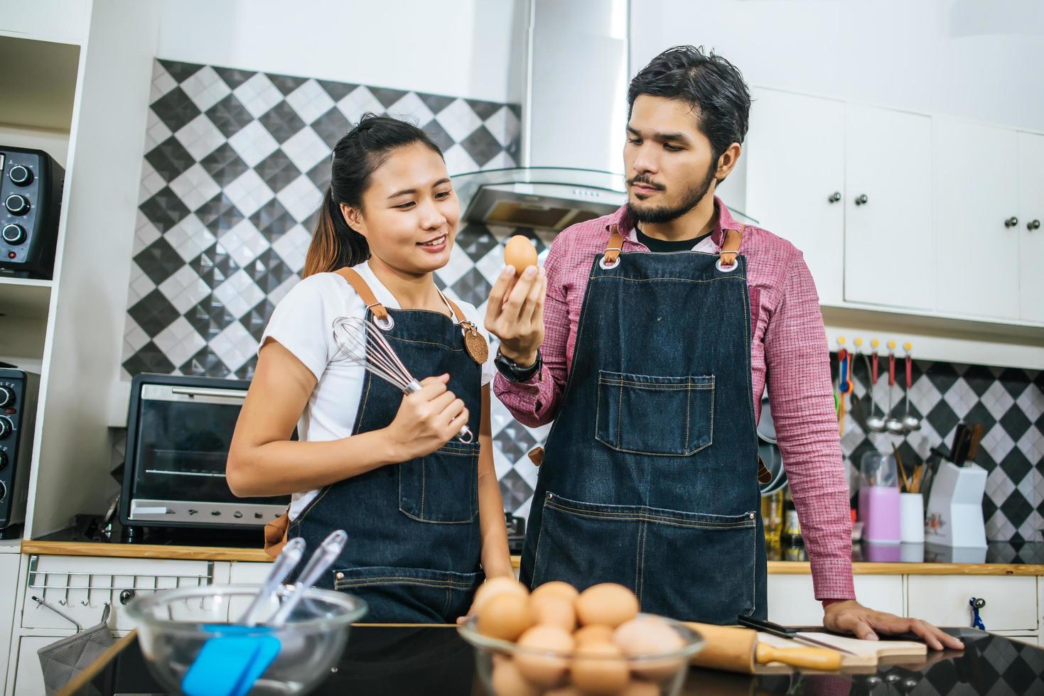 heureux, jeune couple, cuisine, ensemble, chez soi photo