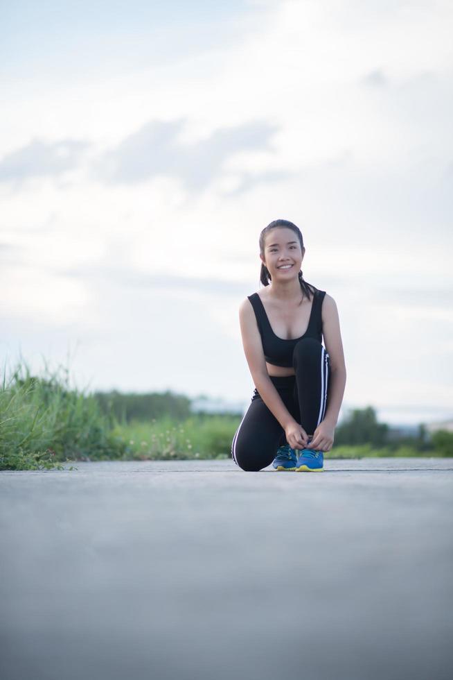 gros plan, de, jeune, coureur, attacher, elle, chaussures photo