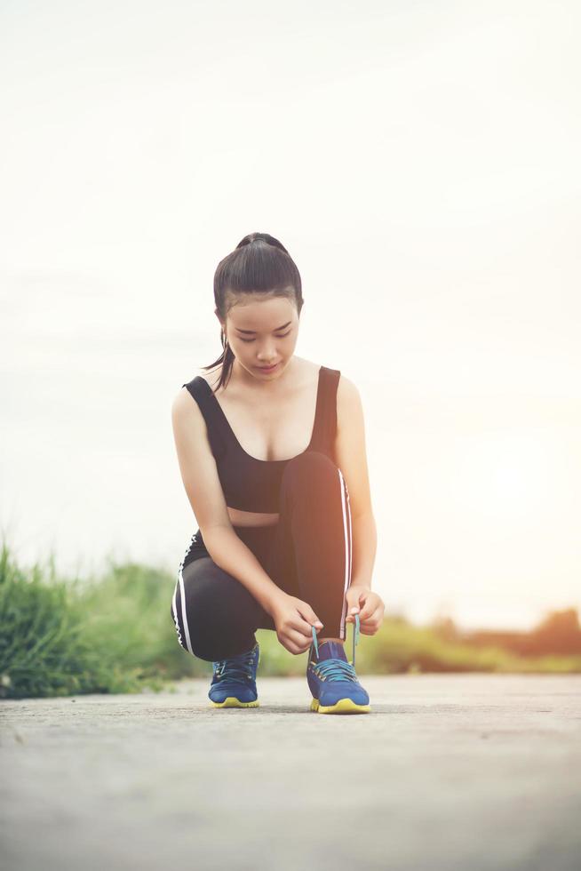 gros plan, de, jeune, coureur, attacher, elle, chaussures photo