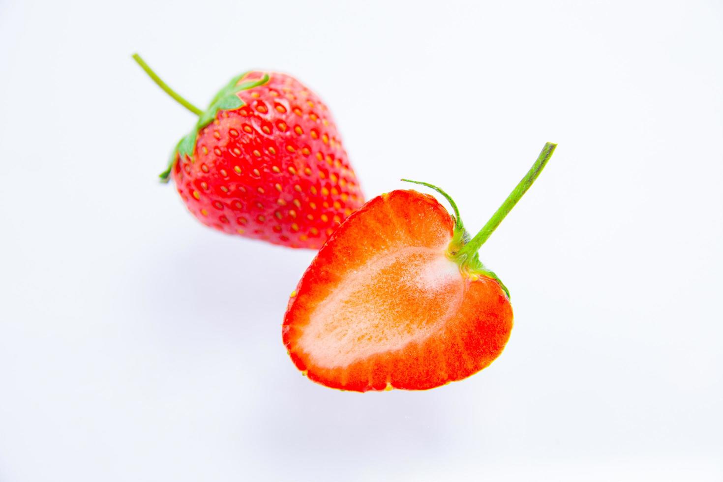 fraises rouges sur fond blanc photo