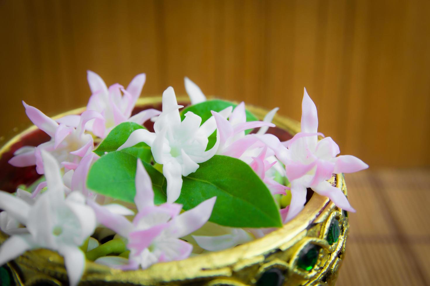 fausses fleurs colorées dans un bac photo