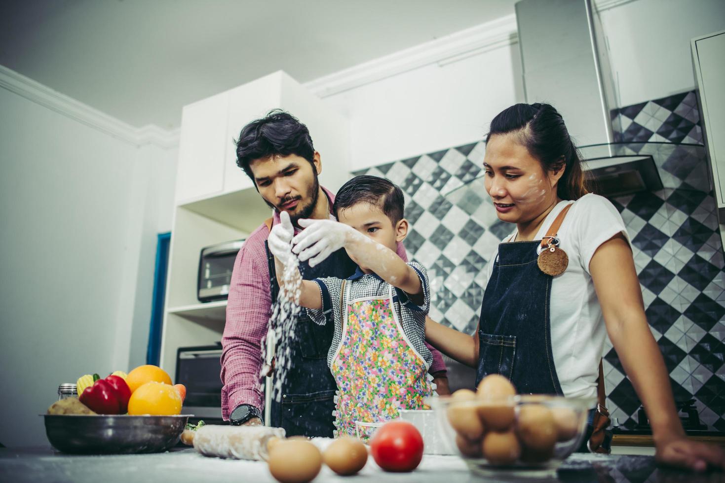 famille heureuse, profitant de leur temps à cuisiner ensemble dans la cuisine photo
