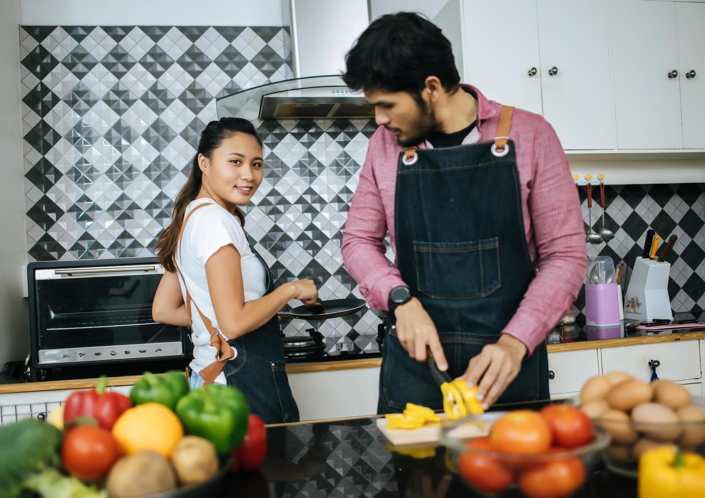 heureux, sourire, jeune couple, cuisine, ensemble, dans cuisine photo