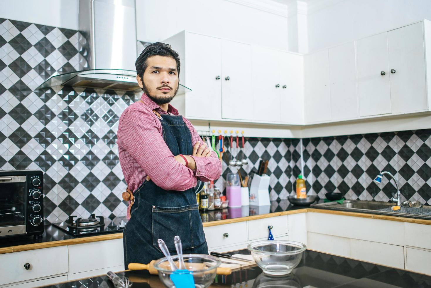 bel homme, préparer la nourriture dans la cuisine photo