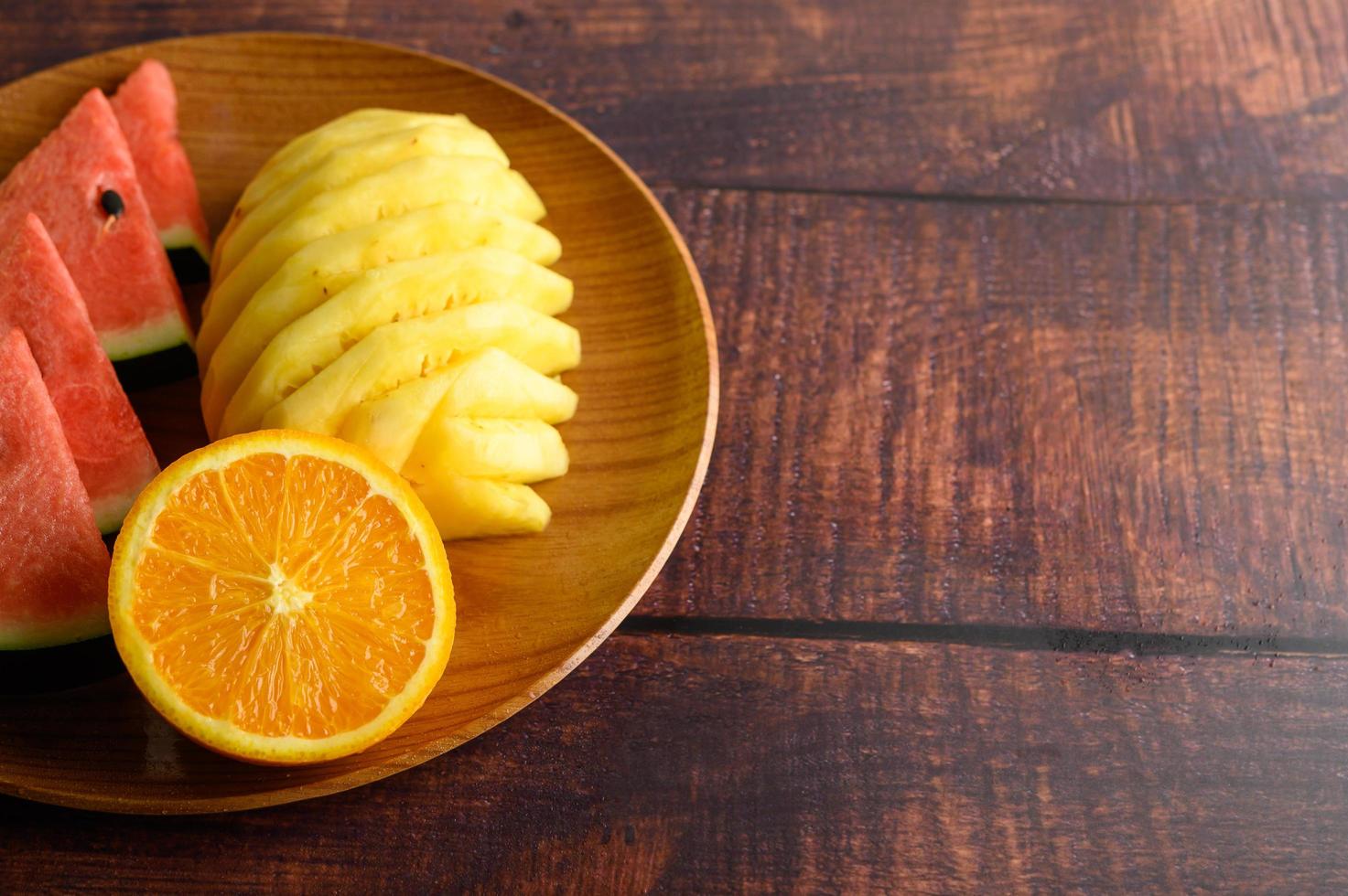 pastèque colorée, ananas, oranges à l'avocat et aux pommes photo