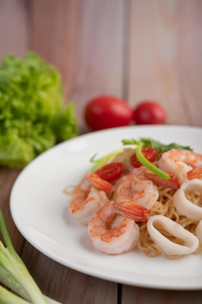 nouilles instantanées sautées aux crevettes et au crabe photo