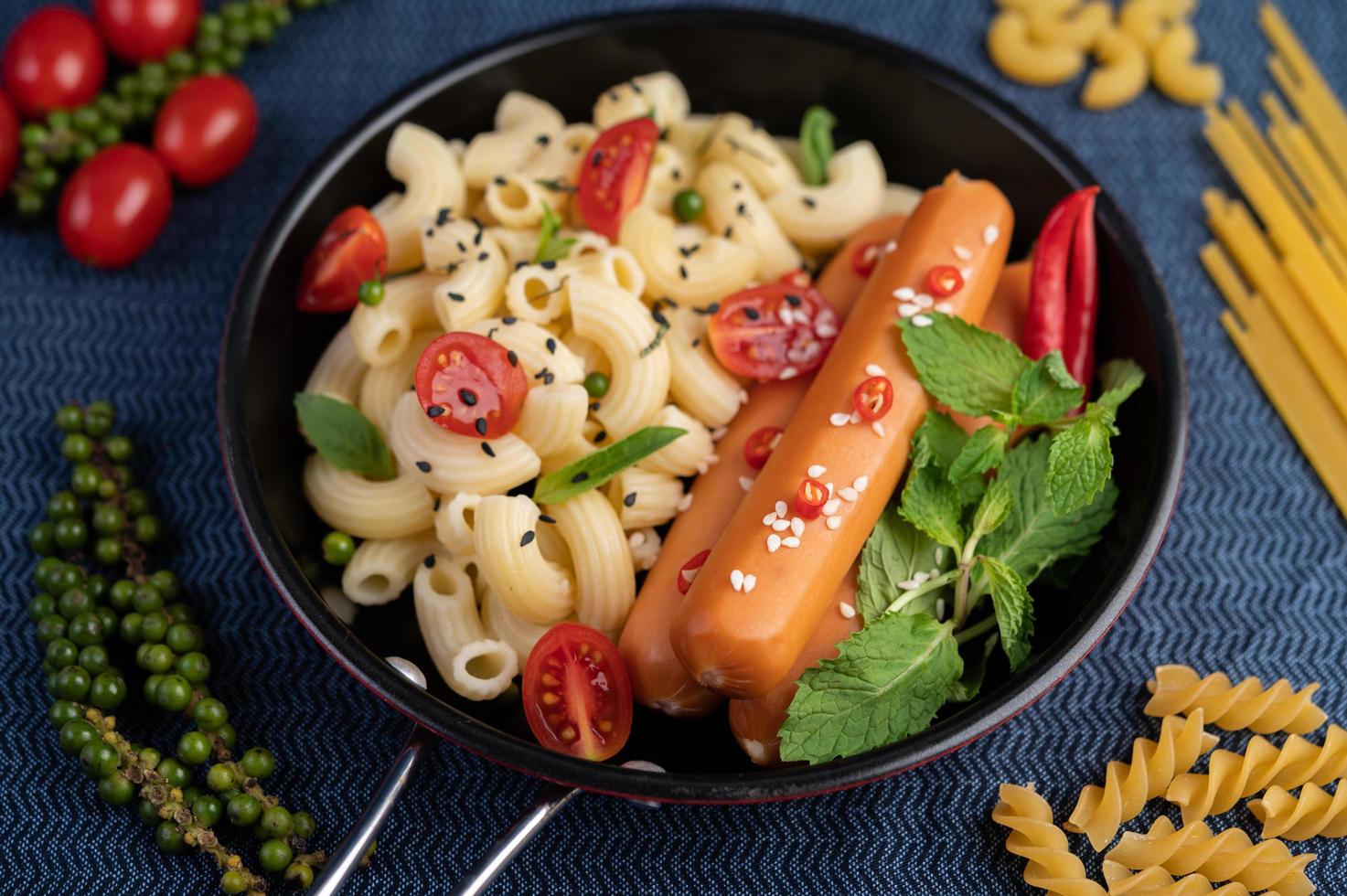 macaroni frit et saucisse dans une poêle photo