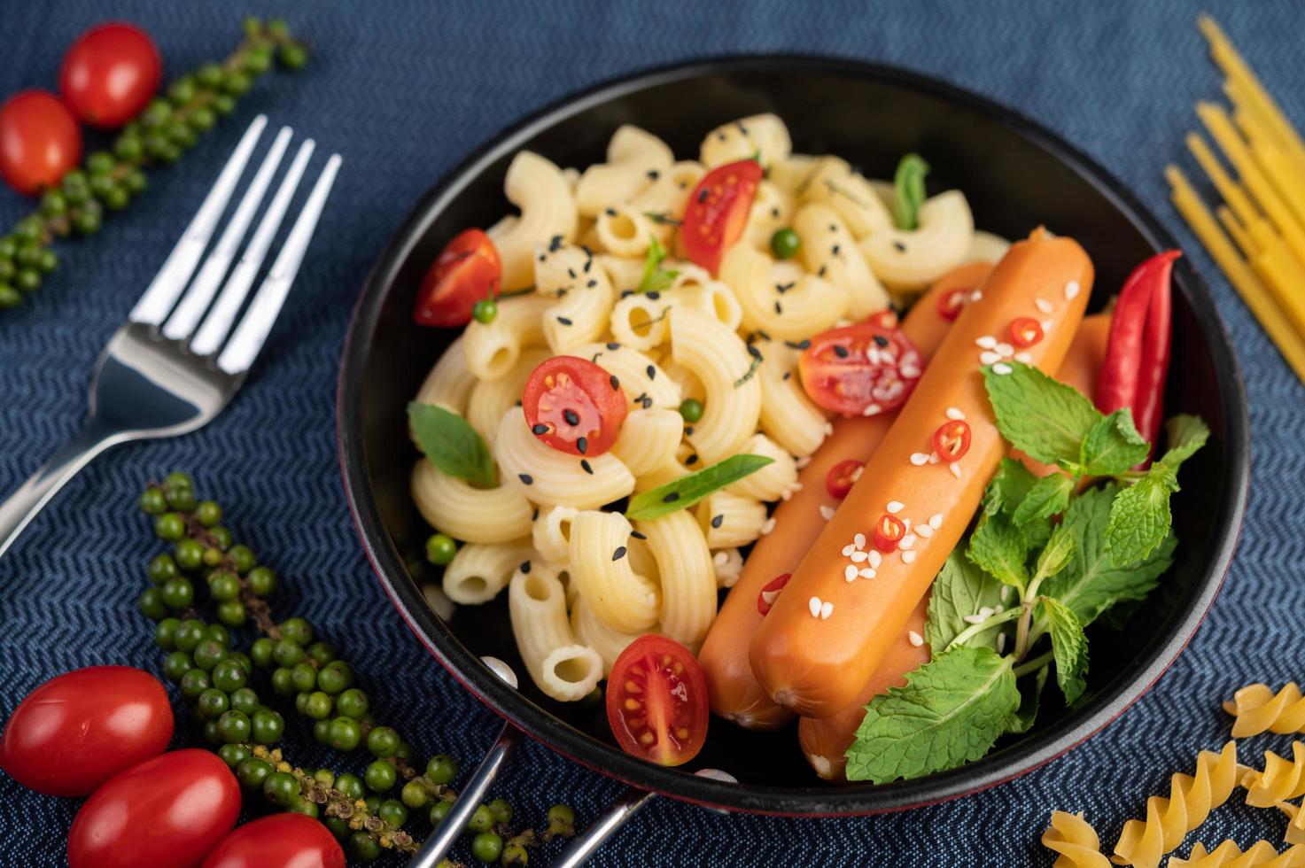 macaroni frit et saucisse dans une poêle photo