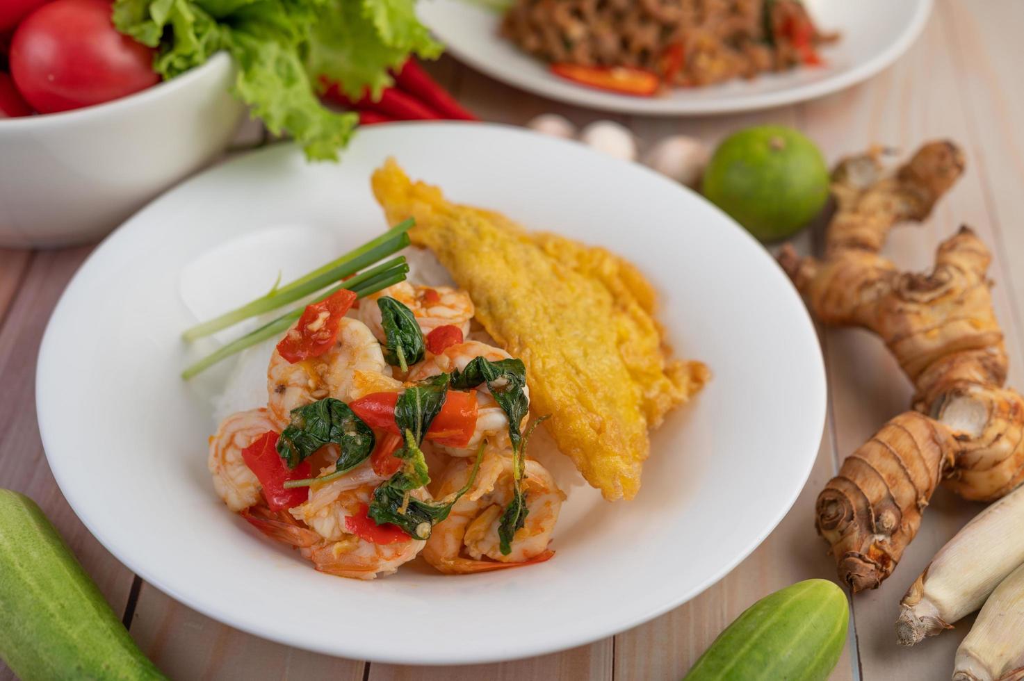 riz garni de crevettes et omelette photo