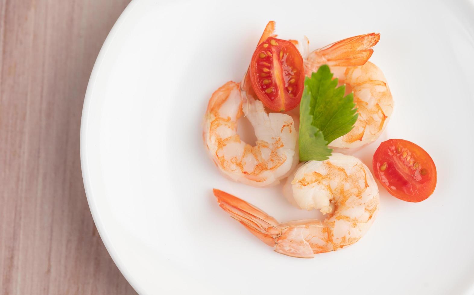 une simple assiette de crevettes photo