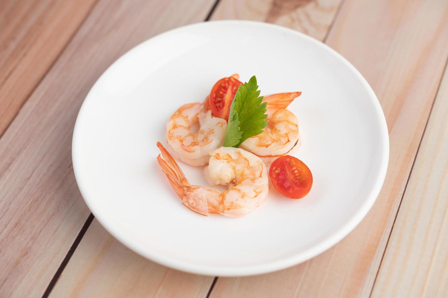 une simple assiette de crevettes photo