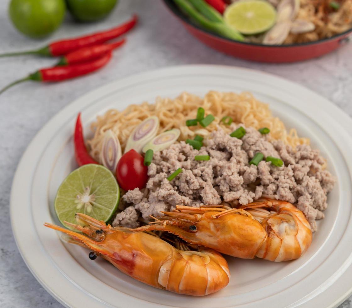 nouilles et crevettes sur une assiette blanche photo