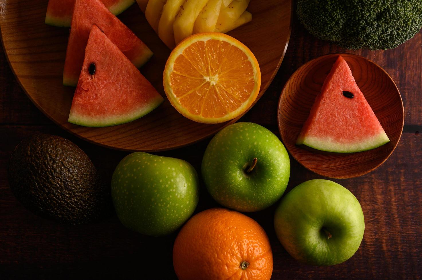 pastèque colorée, ananas, oranges à l'avocat et aux pommes photo