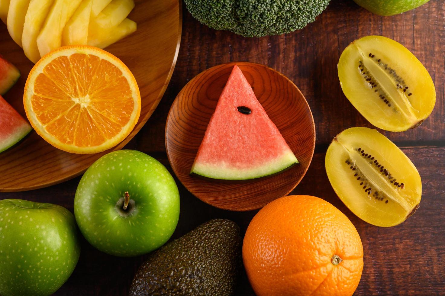 pastèque colorée, ananas, oranges à l'avocat et aux pommes photo