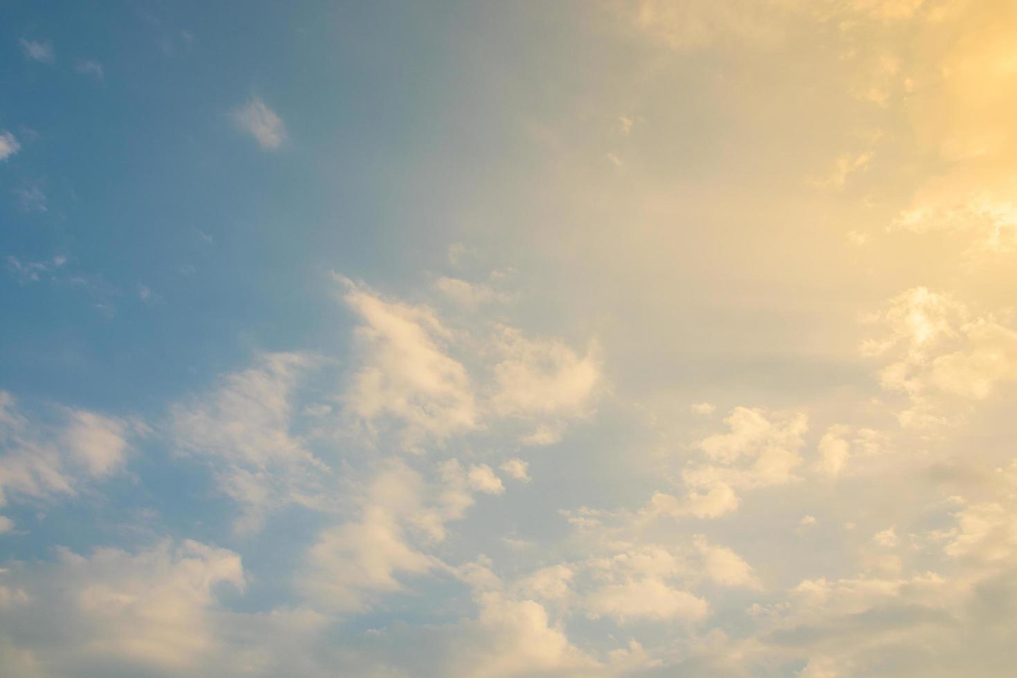 nuages dans le ciel au coucher du soleil photo