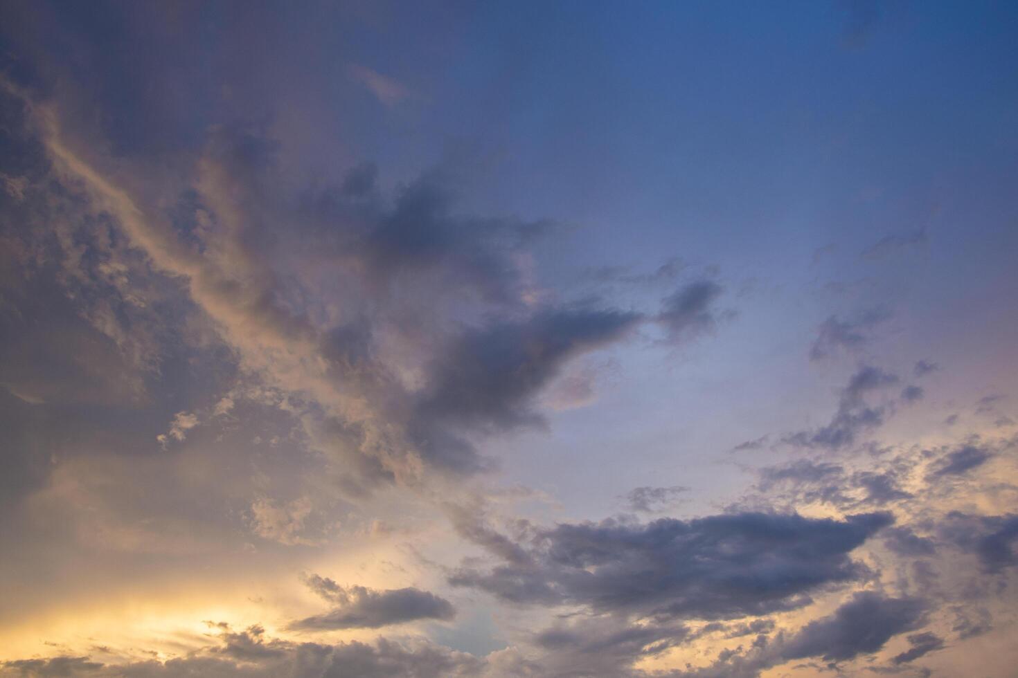 nuages dans le ciel au coucher du soleil photo