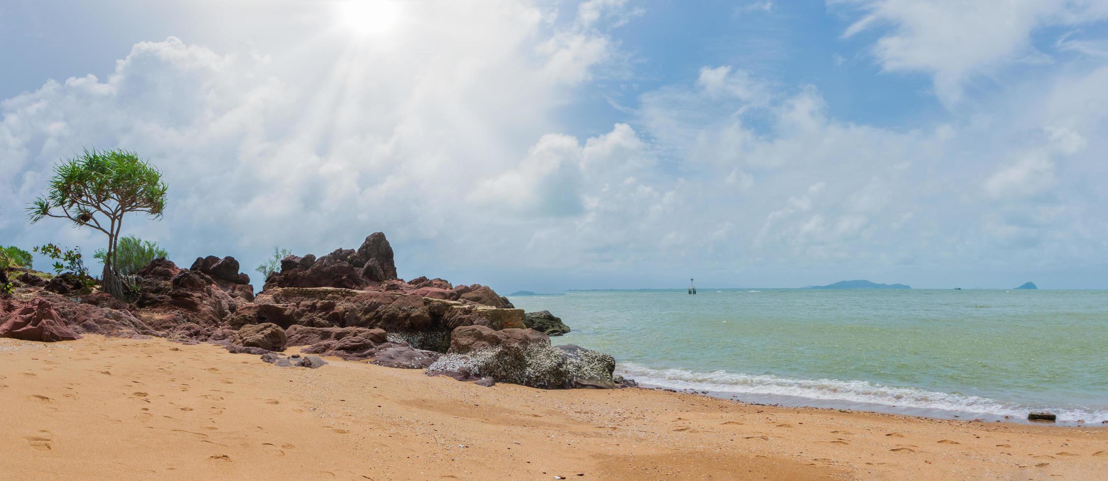 rochers au bord de la mer photo