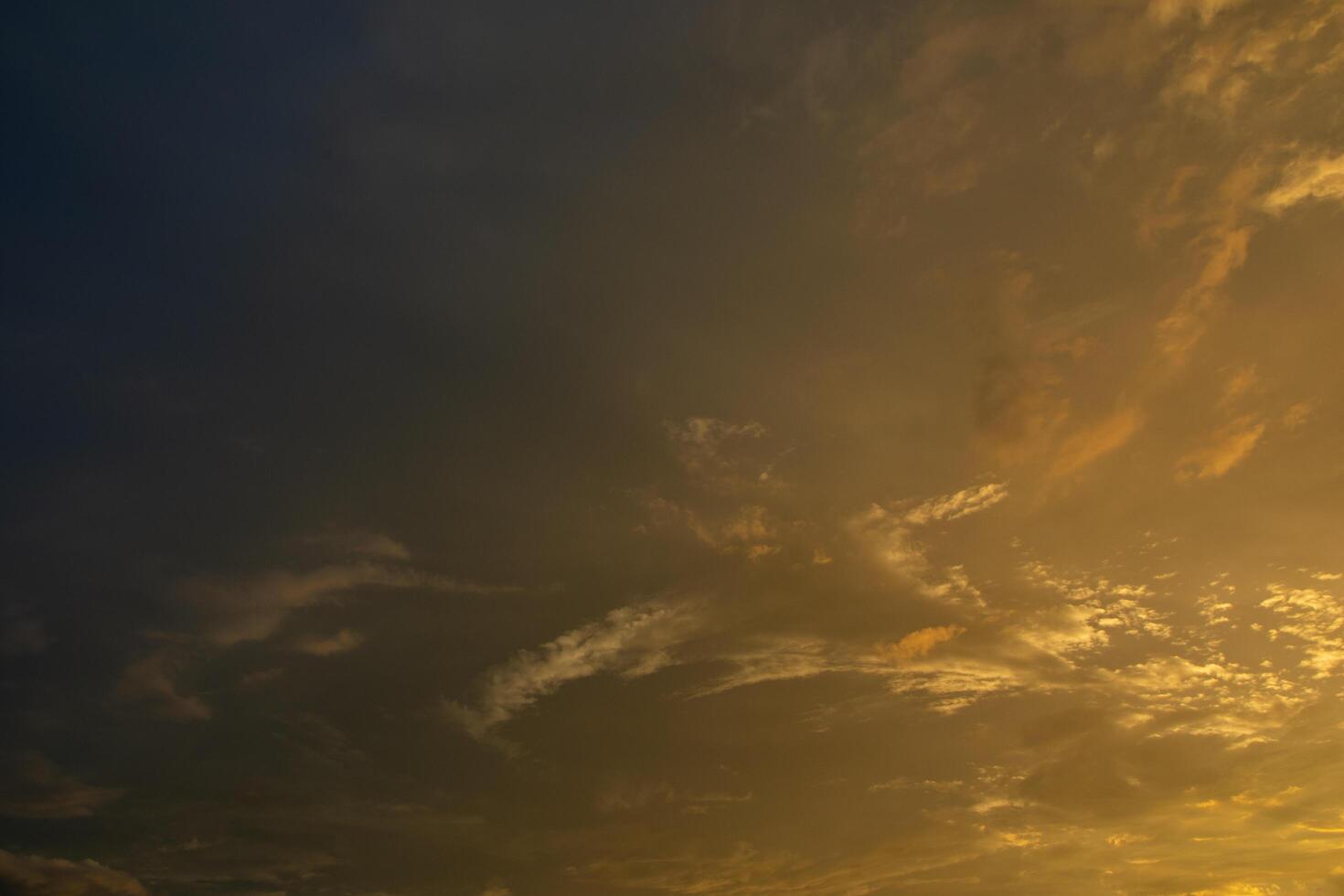 nuages dans le ciel au coucher du soleil photo