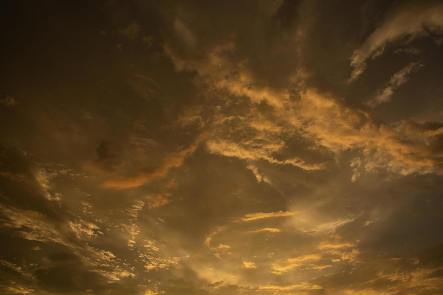 nuages dans le ciel au coucher du soleil photo